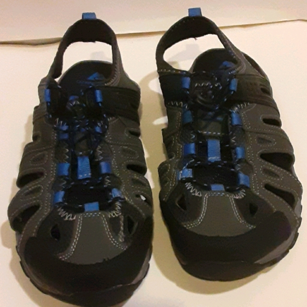 OZARK TRAIL MEN SANDALS IN SIZE 10